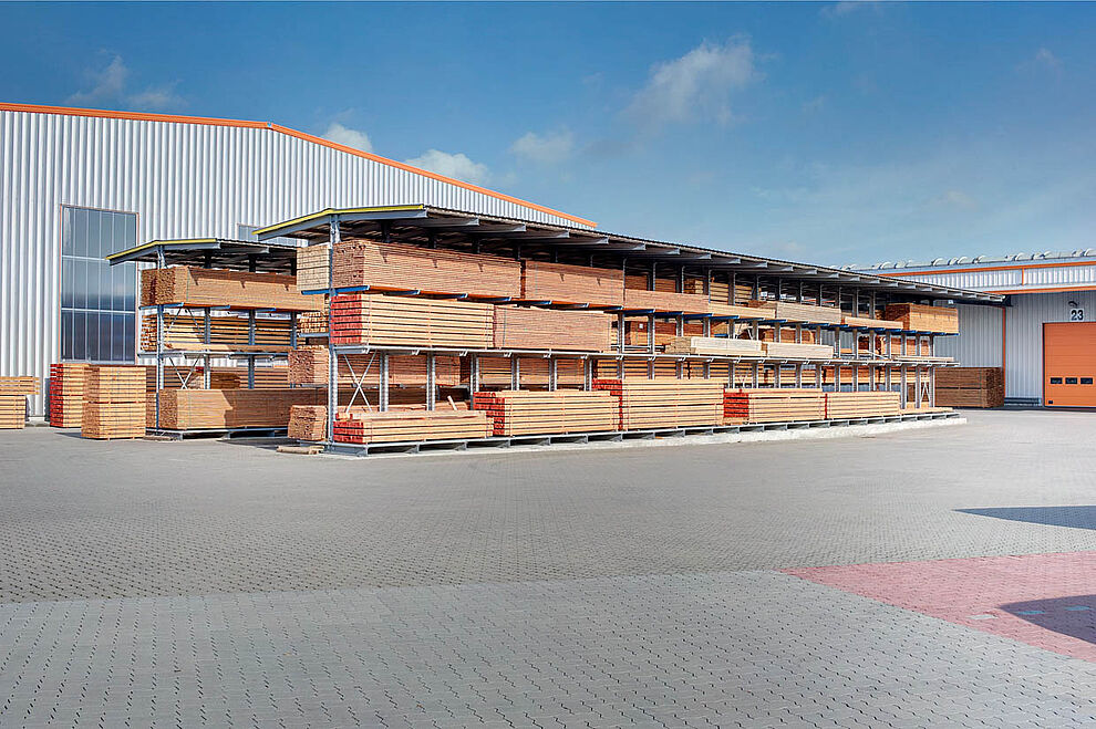 Cantilever racking system with roof