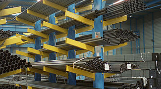 Cantilever racking with inclined arms