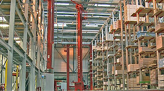 Stacker crane in an automatic warehouse
